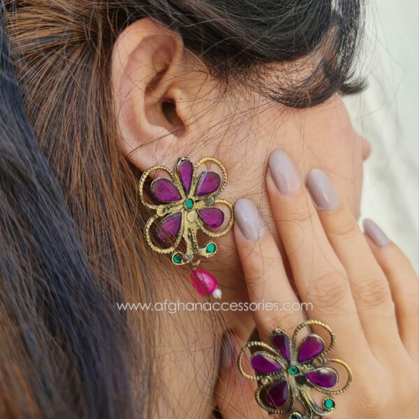 Vintage Gulabi Ring with Elegant Traditional Detailing