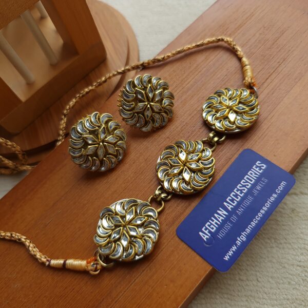 Vintage round kundan chokar set